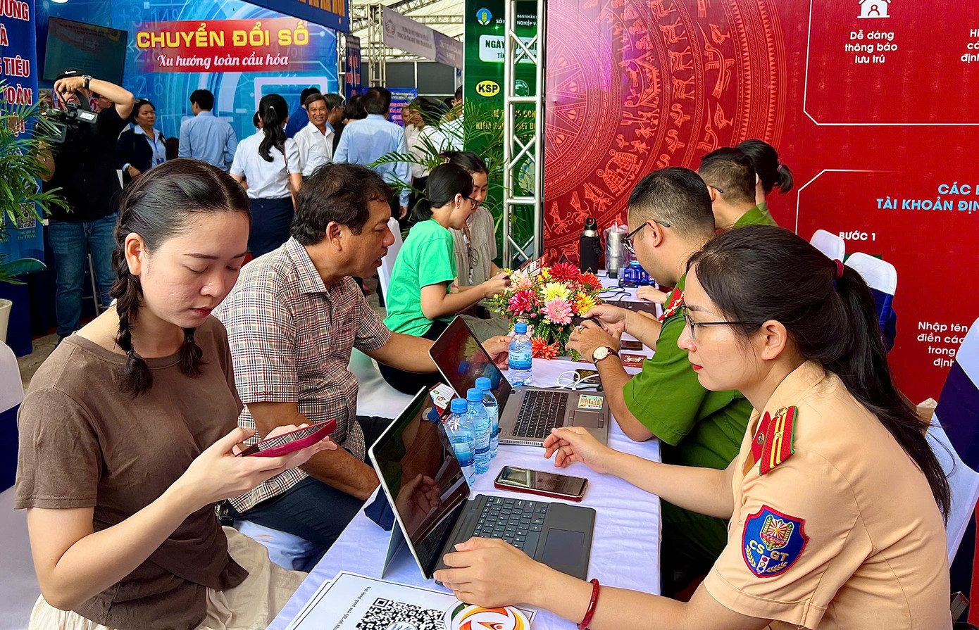 Khu vực hướng dẫn người dân sử dụng phần mềm định danh điện tử - VNeID tại ngày hội.