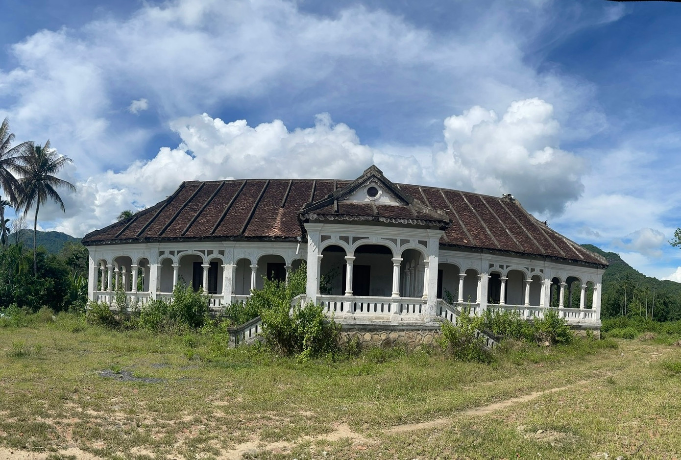 Sau giải phóng, khu nhà được giao cho địa phương quản lý. Từ năm 1977 - 1990, ngôi nhà này được sử dụng để làm trường học.