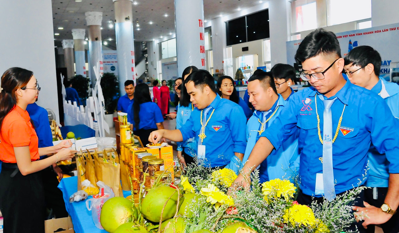 Đại biểu tham dự Đại hội tìm hiểu các sản phẩm nông nghiệp địa phương.