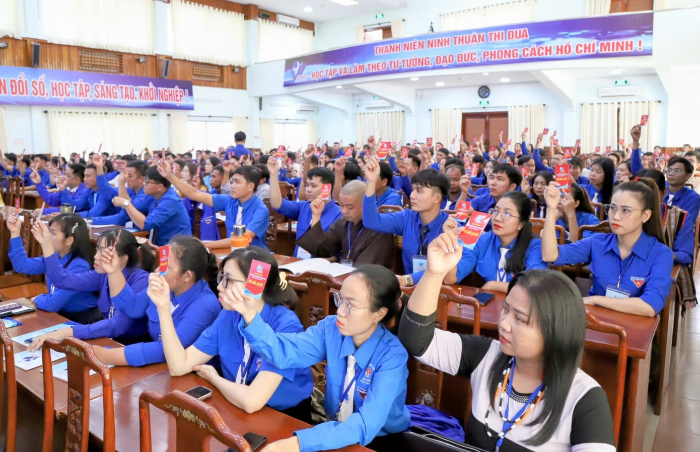 Đại biểu dự đại hội biểu quyết hiệp thương bầu Ban Chấp hành Hội LHTN tỉnh Ninh Thuận. Đại biểu dự đại hội biểu quyết hiệp thương bầu Ban Chấp hành Hội LHTN tỉnh Ninh Thuận.