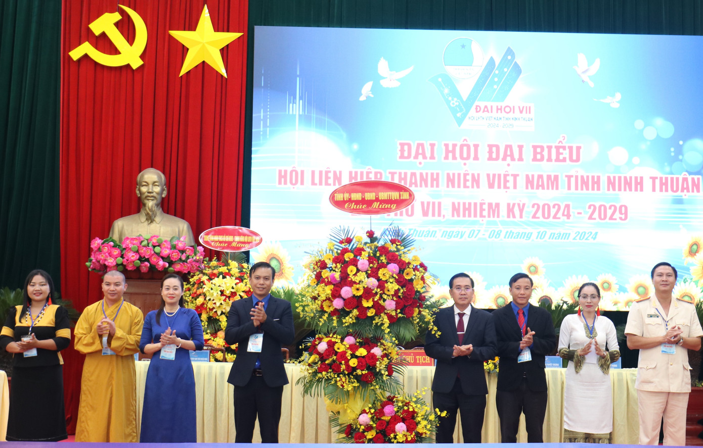 Tỉnh ủy, HĐND, UBND và Mặt trận TQVN tỉnh Ninh Thuận tặng hoa chúc mừng đại hội.