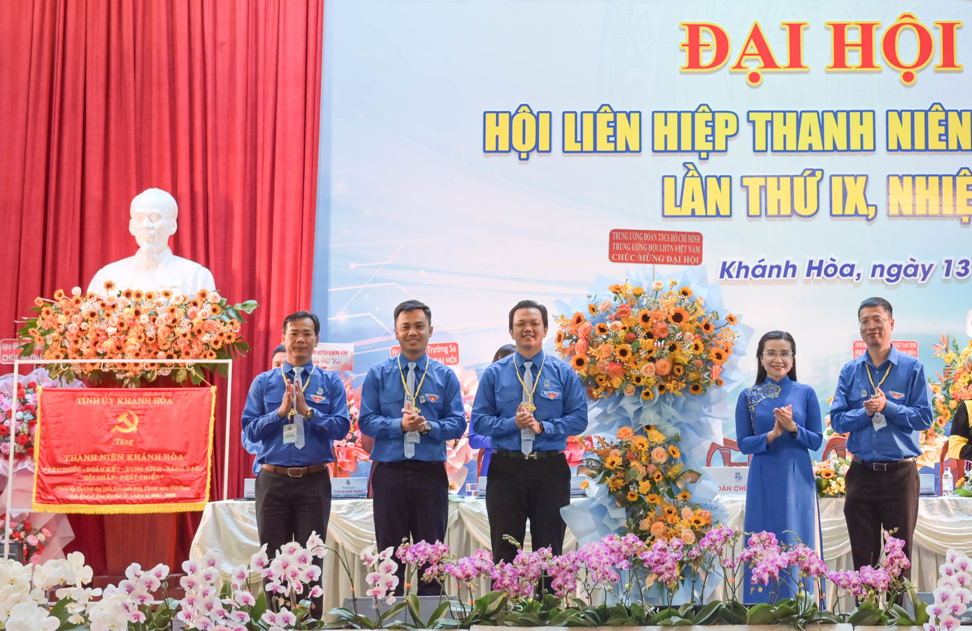 Anh Trần Việt Hưng và chị Nguyễn Phạm Duy Trang (từ phải qua) tặng hoa chúc mừng Đại hội.