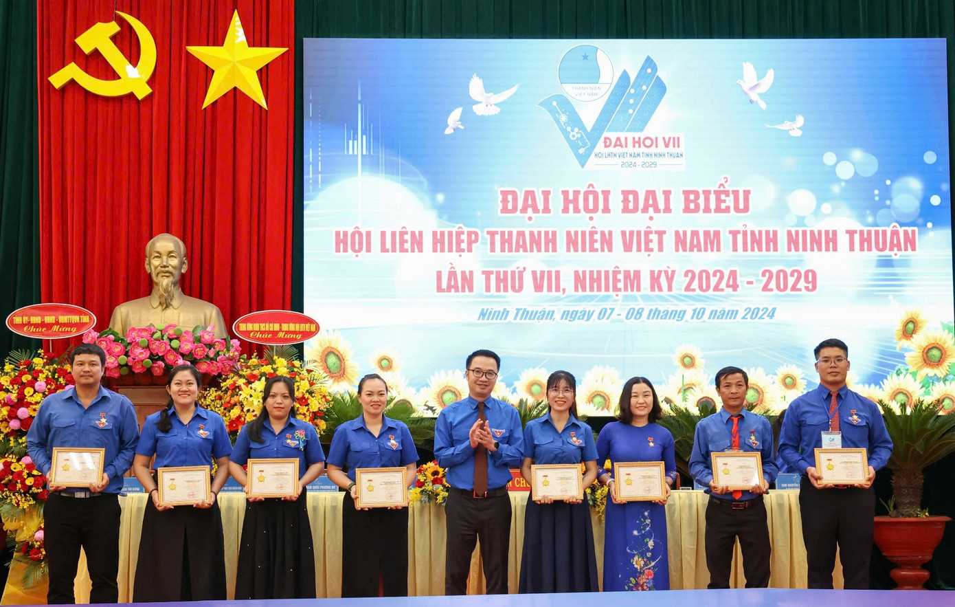 Anh Nguyễn Tường Lâm trao Kỷ niệm chương "Vì thế hệ trẻ" cho cán bộ các cấp bộ Hội LHTN Việt Nam tỉnh Ninh Thuận.