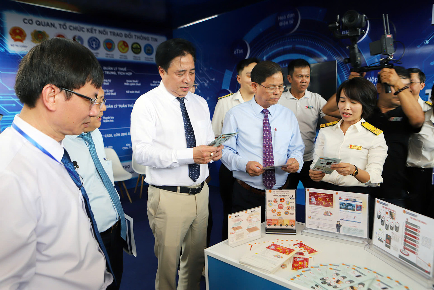 Lãnh đạo tỉnh Khánh Hòa khảo sát các gian hàng tại Ngày hội chuyển đổi số. Ảnh: L.H.