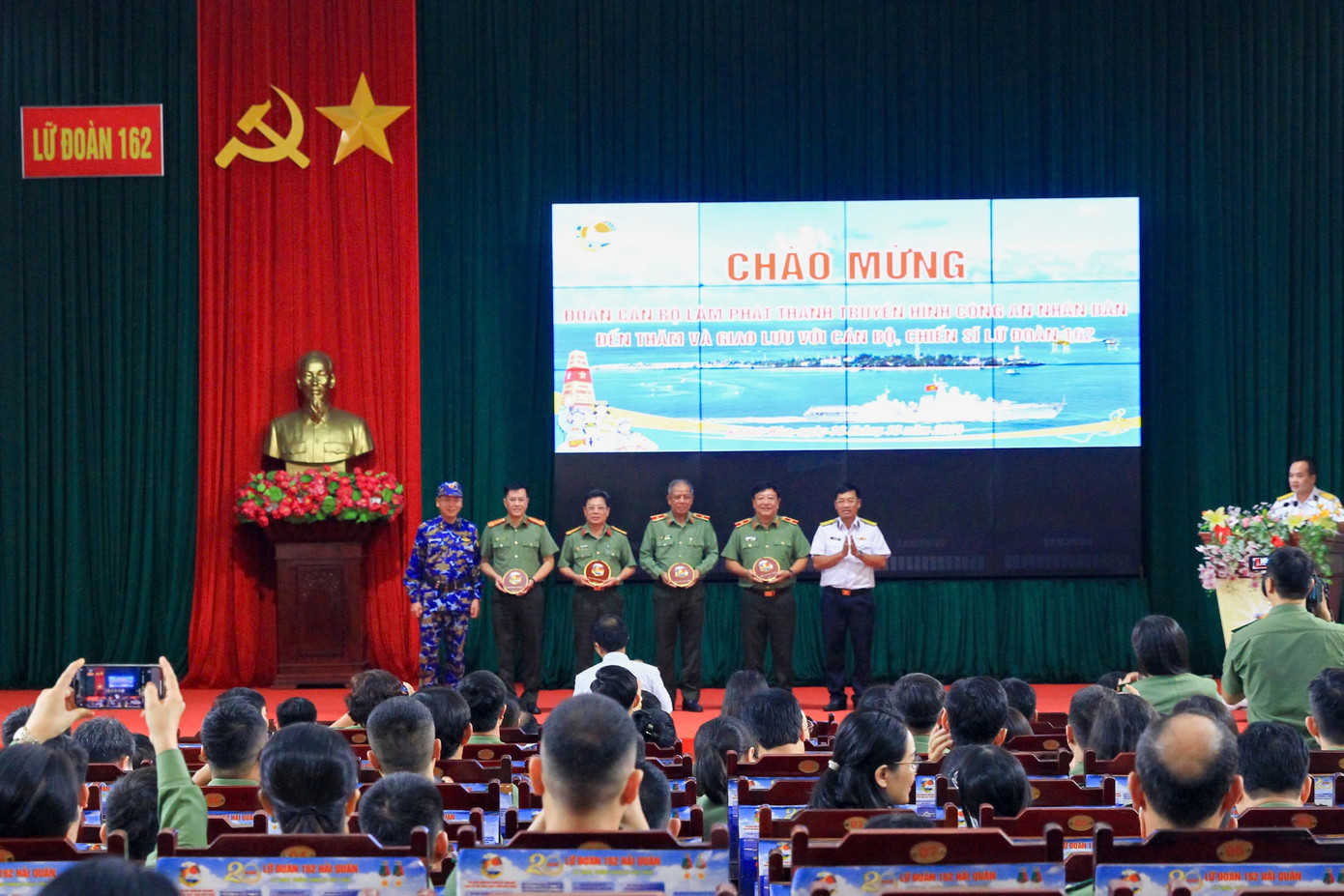 Ban tổ chức Liên hoan đã tổ chức cho các đoàn đi thực tế, giao lưu với cán bộ chiến sĩ của Lữ đoàn 162 - Bộ Tư lệnh vùng 4 Hải quân. Ban tổ chức Liên hoan đã tổ chức cho các đoàn đi thực tế, giao lưu với cán bộ chiến sĩ của Lữ đoàn 162 - Bộ Tư lệnh vùng 4 Hải quân.