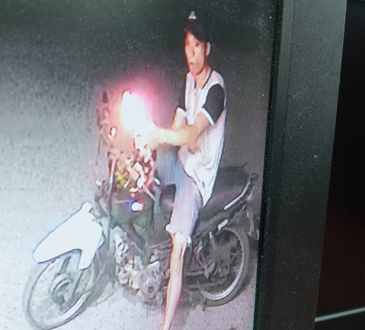 Hiện nam thanh niên nghi ném "bom xăng" vào ngân hàng đã bị công an bắt giữ. Ảnh chụp lại clip. Hiện nam thanh niên nghi ném "bom xăng" vào ngân hàng đã bị công an bắt giữ. Ảnh chụp lại clip.