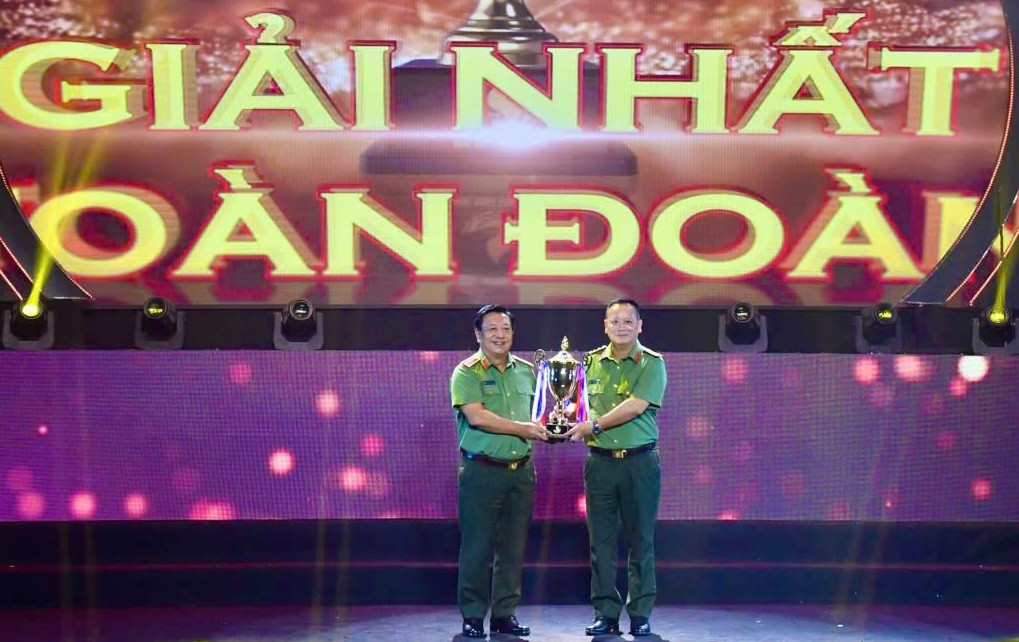 Thiếu tướng Đỗ Triệu Phong - Cục trưởng Cục Truyền thông CAND, trao giải nhất toàn đoàn cho đại diện công an TP. Hà Nội.