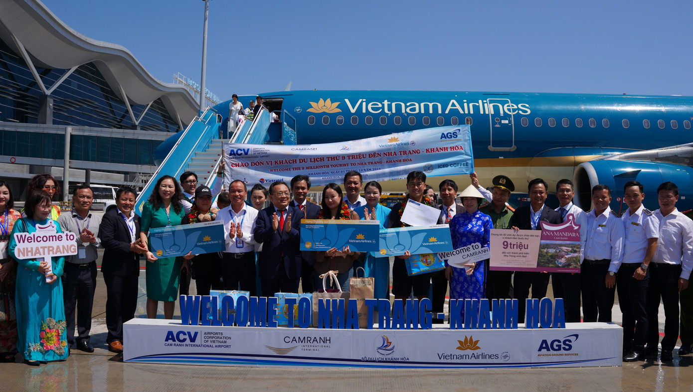 Lãnh đạo tỉnh Khánh Hòa và các sở, ngành liên quan chụp hình với 3 du khách Hàn Quốc.