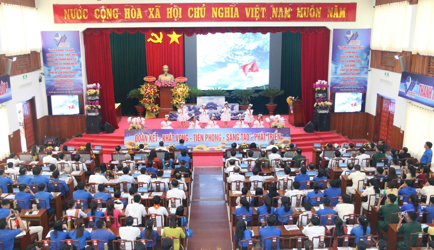 Biểu diễn văn nghệ chào mừng Đại hội Hội LHTN Việt Nam tỉnh Ninh Thuận.