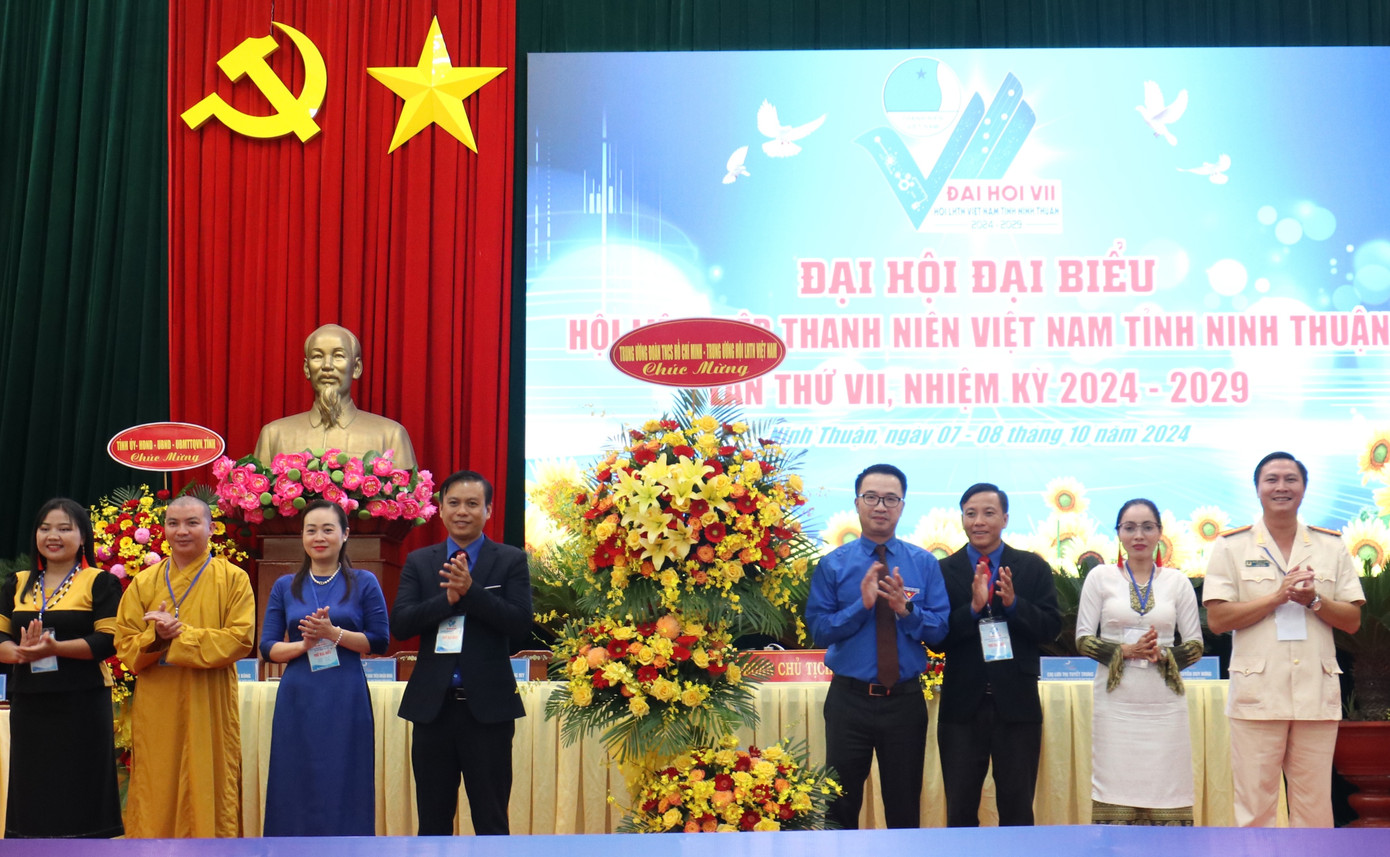 Anh Nguyễn Tường Lâm tặng hoa chúc mừng Đại hội Hội LHTN Việt Nam tỉnh Ninh Thuận.