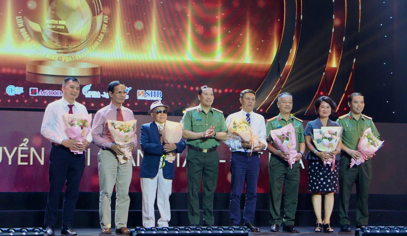 Trung tướng Lê Văn Tuyến (thứ 4 bên trái ảnh) tặng hoa cho thành viên ban giám khảo. Trung tướng Lê Văn Tuyến (thứ 4 bên trái ảnh) tặng hoa cho thành viên ban giám khảo.