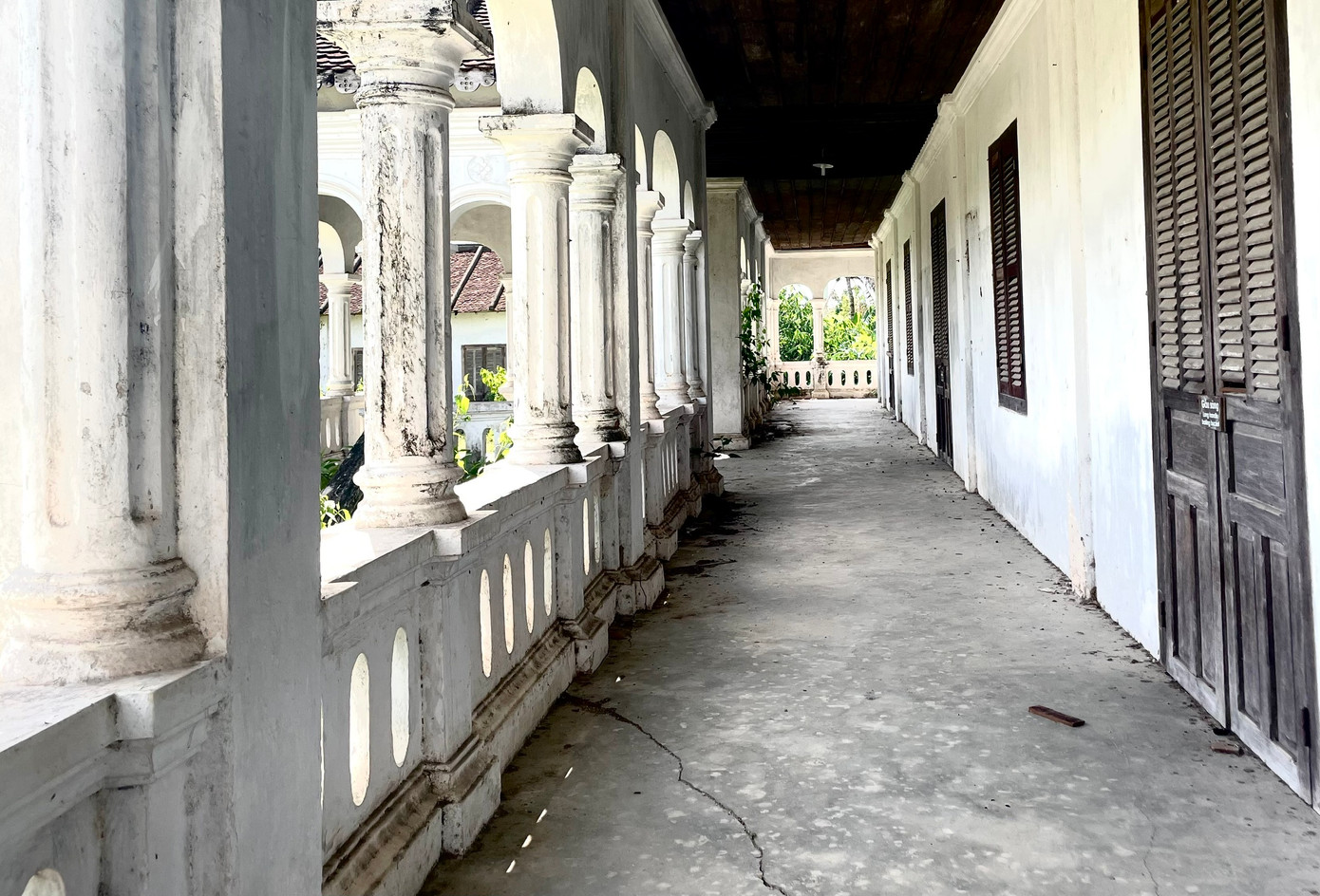 Từng là điểm thu hút khách du lịch, nhưng hiện nay ngôi nhà hoang tàn, xuống cấp bị bỏ hoang thời gian dài.