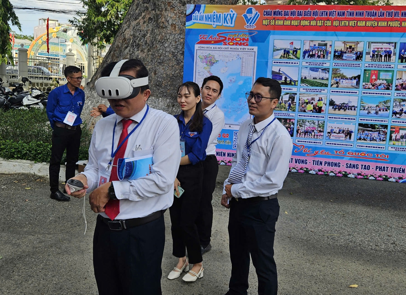 Đại biểu dự đại hội tham quan trên gian hàng thanh niên số (không gian mạng).