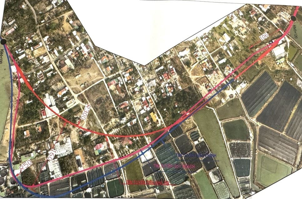 Hướng tuyến ban đầu (màu đỏ) của dự án tuyến đường ven biển đi qua xã Vạn Hưng và sau đó được được thay đổi, điều chỉnh (màu xanh đậm).