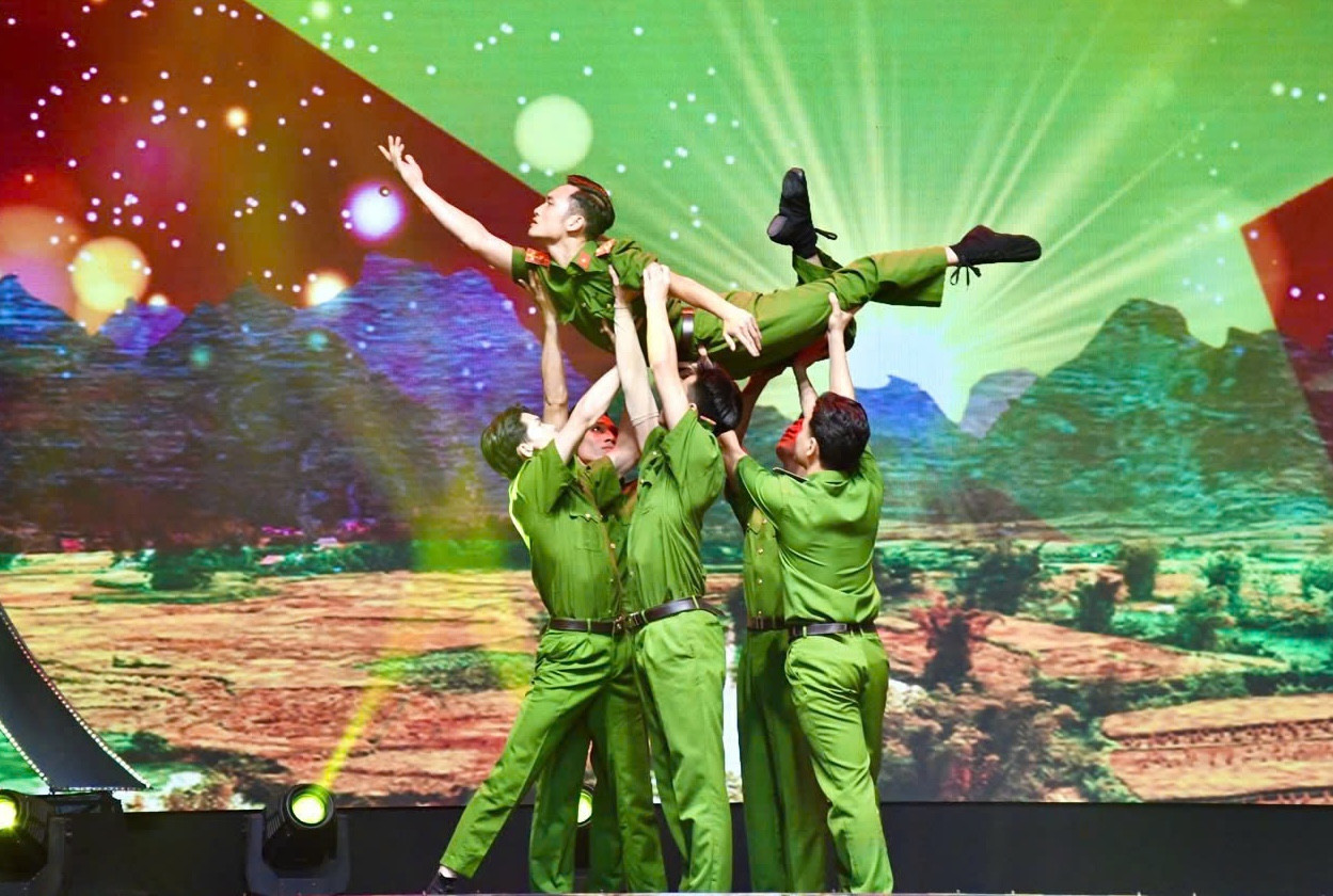 Một tiết mục văn nghệ trong đêm bế mạc Liên hoan Truyền hình - Phát thanh CAND năm 2024.