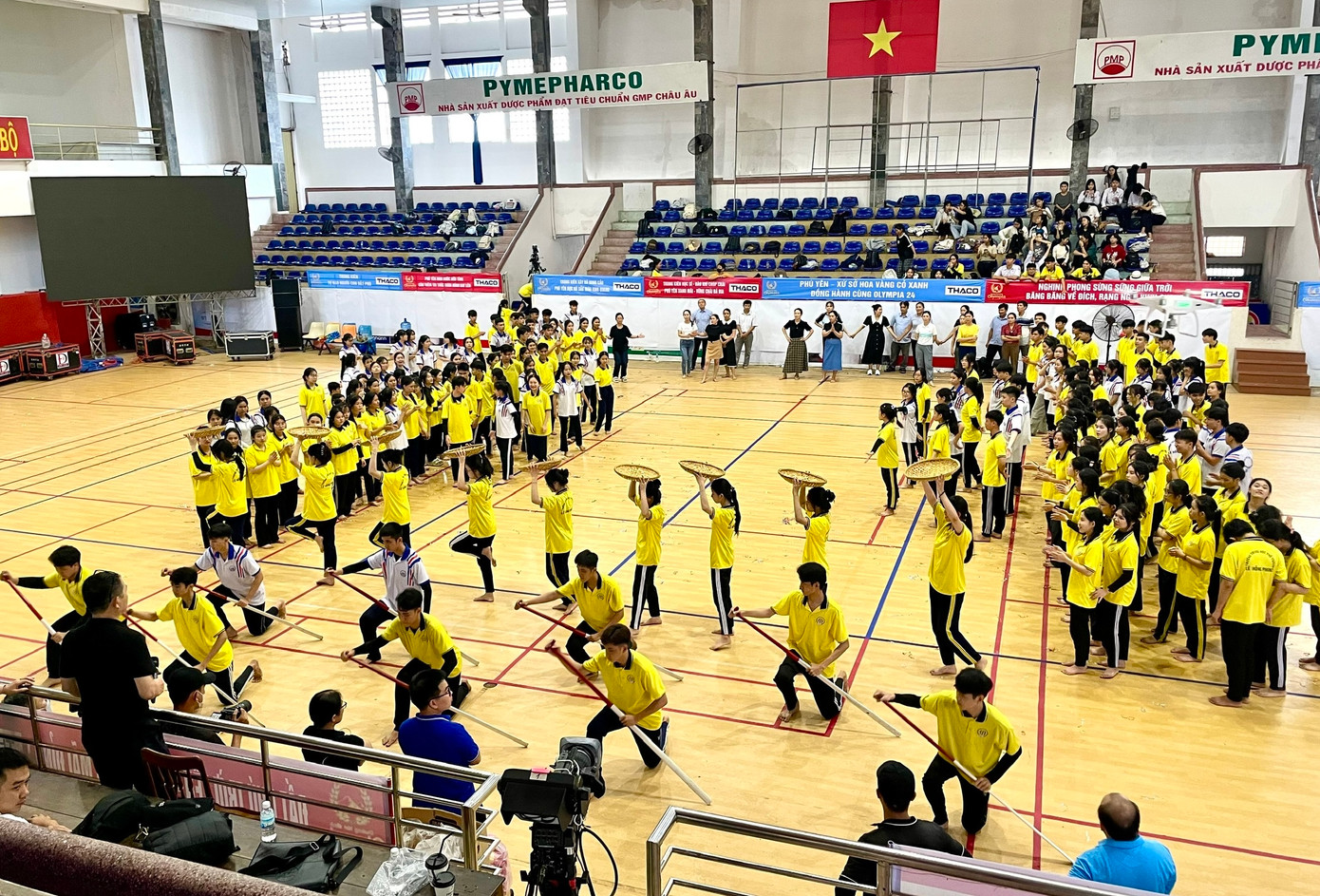 Giáo viên, học sinh trường THPT Lê Hồng Phong đang tập duyệt chương trình văn nghệ cho chung kết Đường lên đỉnh Olympia năm 2024. Ảnh: Thục Hiền