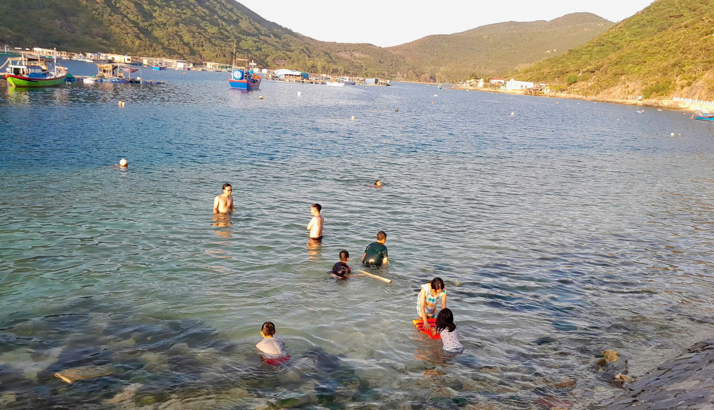 Du khách hoà mình vào thiên nhiên hoang sơ trên đảo Bích Đầm.