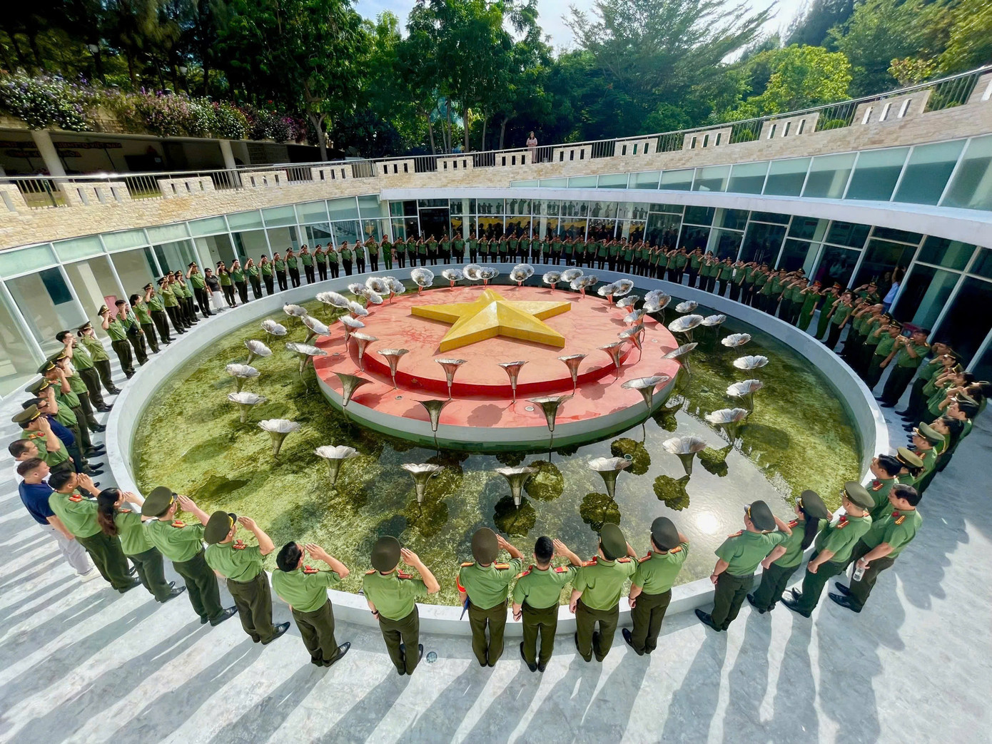 Các đại biểu xếp hàng trang nghiêm quanh “Vòng tròn bất tử” thiêng liêng với 64 đóa hoa, tượng trưng cho 64 người con anh dũng cùng ôm lấy lá cờ đỏ và ngôi sao vàng năm cánh nổi trên mặt nước. Các đại biểu xếp hàng trang nghiêm quanh “Vòng tròn bất tử” thiêng liêng với 64 đóa hoa, tượng trưng cho 64 người con anh dũng cùng ôm lấy lá cờ đỏ và ngôi sao vàng năm cánh nổi trên mặt nước.