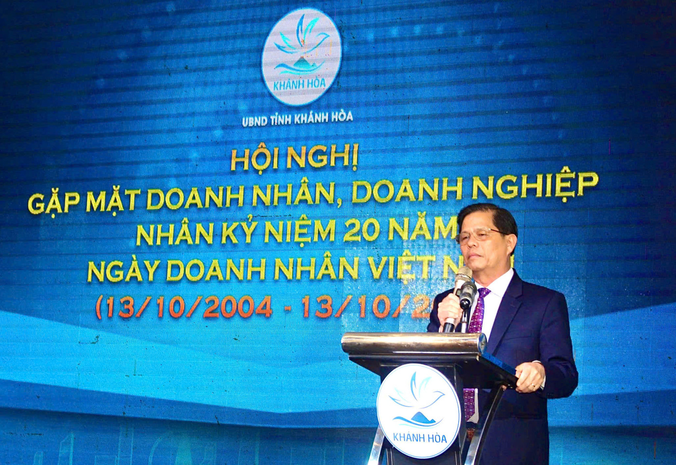 Ông Nguyễn Tấn Tuân - Chủ tịch UBND tỉnh Khánh Hòa - phát biểu tại hội nghị. Ông Nguyễn Tấn Tuân - Chủ tịch UBND tỉnh Khánh Hòa - phát biểu tại hội nghị.