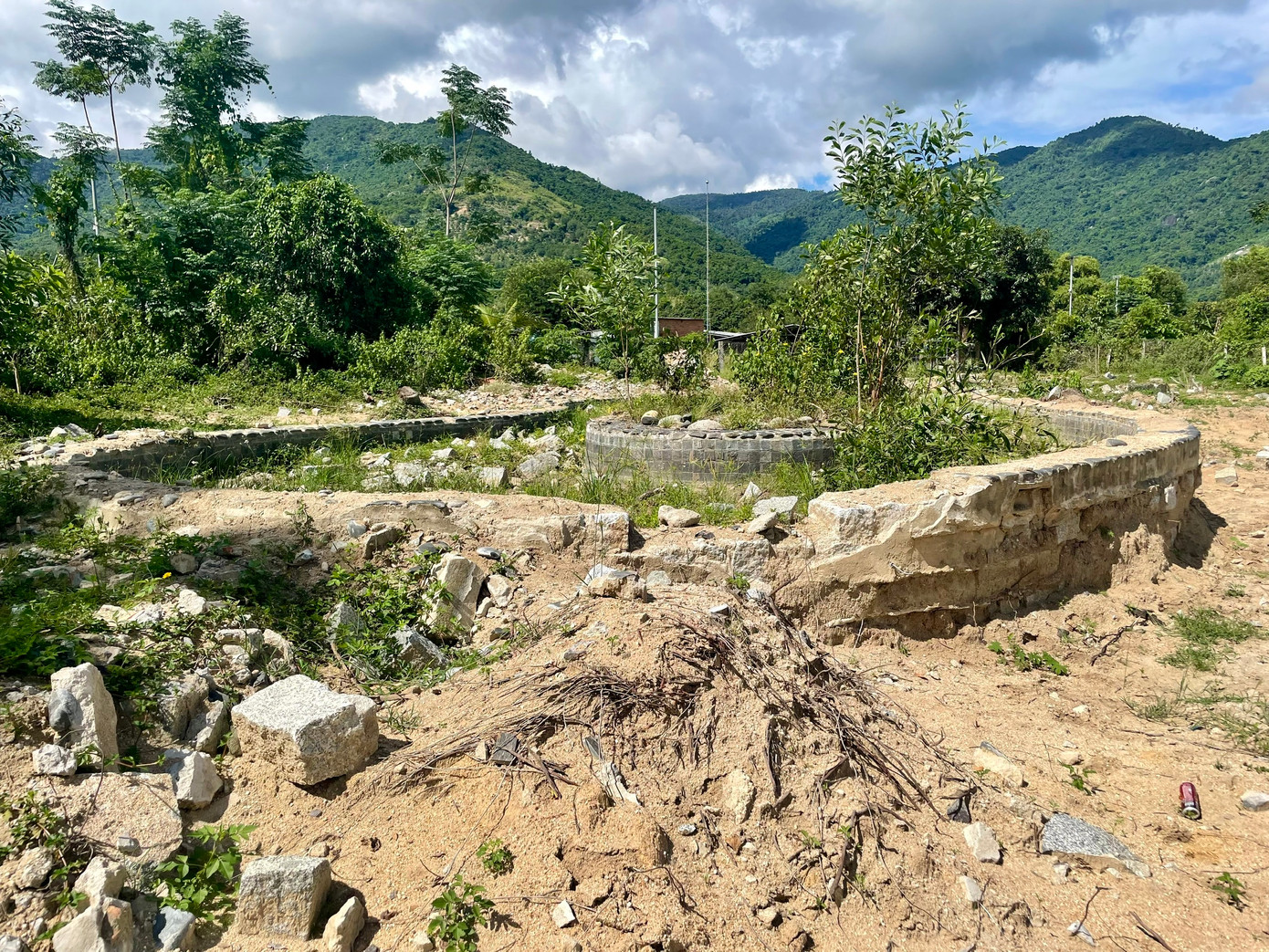 Các hạng mục tôn tạo cảnh quan do doanh nghiệp đầu tư cho điểm tham quan được tháo dỡ, di dời nhưng chưa triệt để.