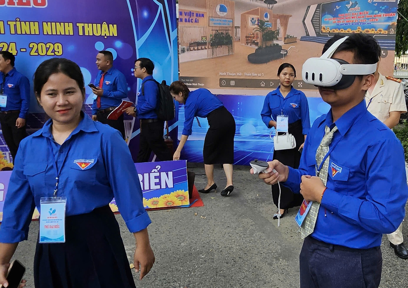 Đại biểu dự đại hội tham quan trên gian hàng thanh niên số (không gian mạng).