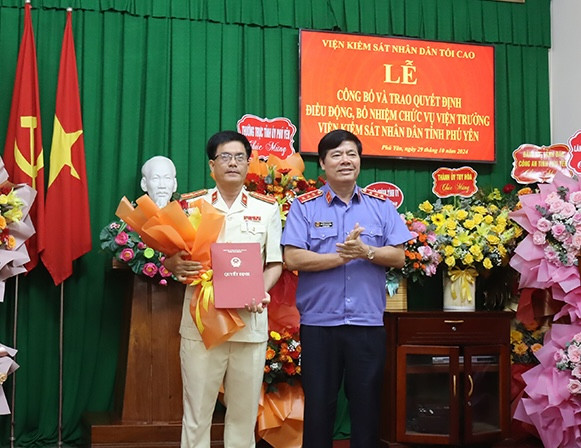 Phó Viện trưởng Viện KSND Tối cao Nguyễn Quang Dũng trao quyết định cho ông Phạm Trung Thuận (bên trái). Phó Viện trưởng Viện KSND Tối cao Nguyễn Quang Dũng trao quyết định cho ông Phạm Trung Thuận (bên trái).