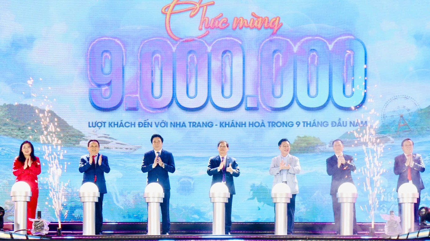 Nghi thức công bố cột mốc tỉnh Khánh Hòa đón 9 triệu khách trong 9 tháng đầu năm 2024.