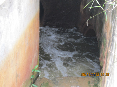 25 nhà máy trong khu công nghiệp Quang Minh chưa đấu nối vào hệ thống xử lý nước thải tập trung, gây bức xúc cho người dân trong vùng. Trong ảnh là họng thải của nhà máy xử lý nước thải tập trung khu công nghiệp Quang Minh. Ảnh: Nguyễn Hoài