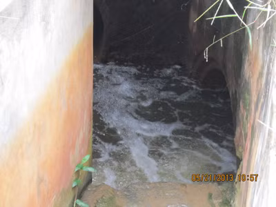 25 nhà máy trong khu công nghiệp Quang Minh chưa đấu nối vào hệ thống xử lý nước thải tập trung, gây bức xúc cho người dân trong vùng. Trong ảnh là họng thải của nhà máy xử lý nước thải tập trung khu công nghiệp Quang Minh. Ảnh: Nguyễn Hoài