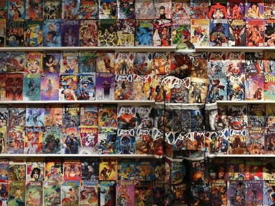 Nghệ sĩ người Trung Quốc Liu Bolin hóa trang và ẩn thân giữa giá sách tại thành phố Caracas, thủ đô Venezuela ngày 2/11