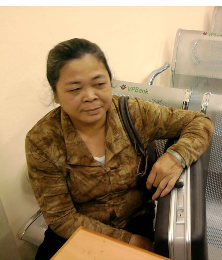 Mang cả va li đựng hồ sơ