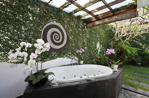 Đây là bồn tắm nước nóng bên ngoài phòng chủ nhà.