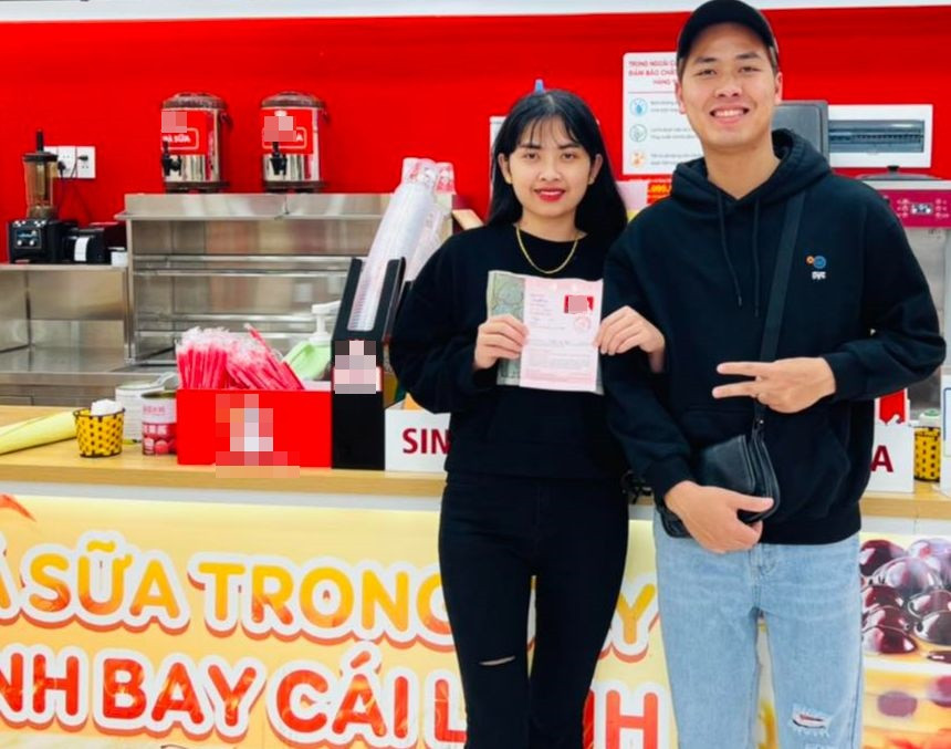 Đôi trẻ hào hứng lĩnh sổ chứng nhận tình yêu dịp lễ Valentine