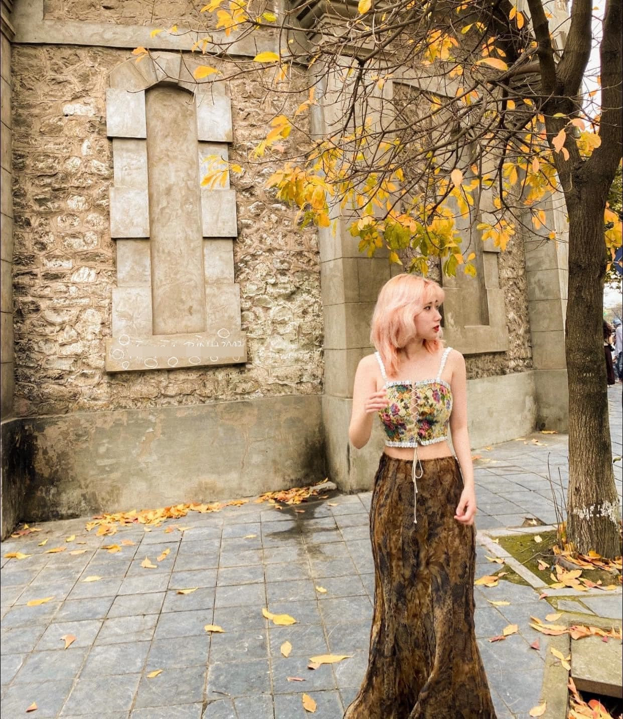 Cô bạn sinh năm 2000 có nickname Cừu Bé cho biết, hiện tại cây lộc vừng ở bốt Hàng Đậu chưa vàng hẳn một vùng nhưng đi sớm sẽ không bị đông đúc, về phương tiện các bạn nên tự bảo quản, gửi ở các bãi xe rồi đi bộ đến chụp.