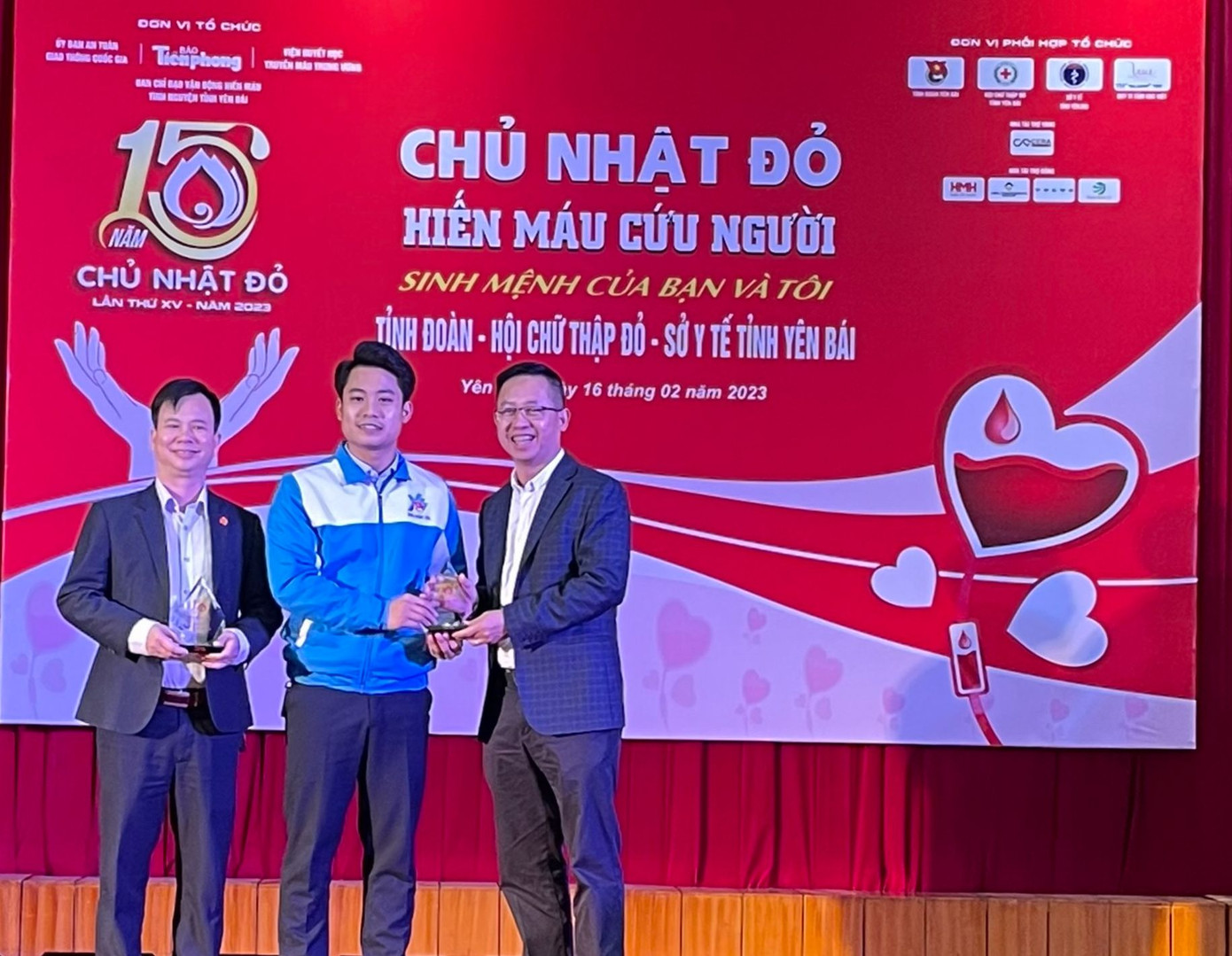 Tại chương trình, đại diện Báo Tiền Phong (ngoài cùng bên phải) đã trao Kỷ niệm chương của chương trình cho đại diện lãnh đạo Hội Chữ thập đỏ tỉnh Yên Bái và Tỉnh Đoàn Yên Bái.