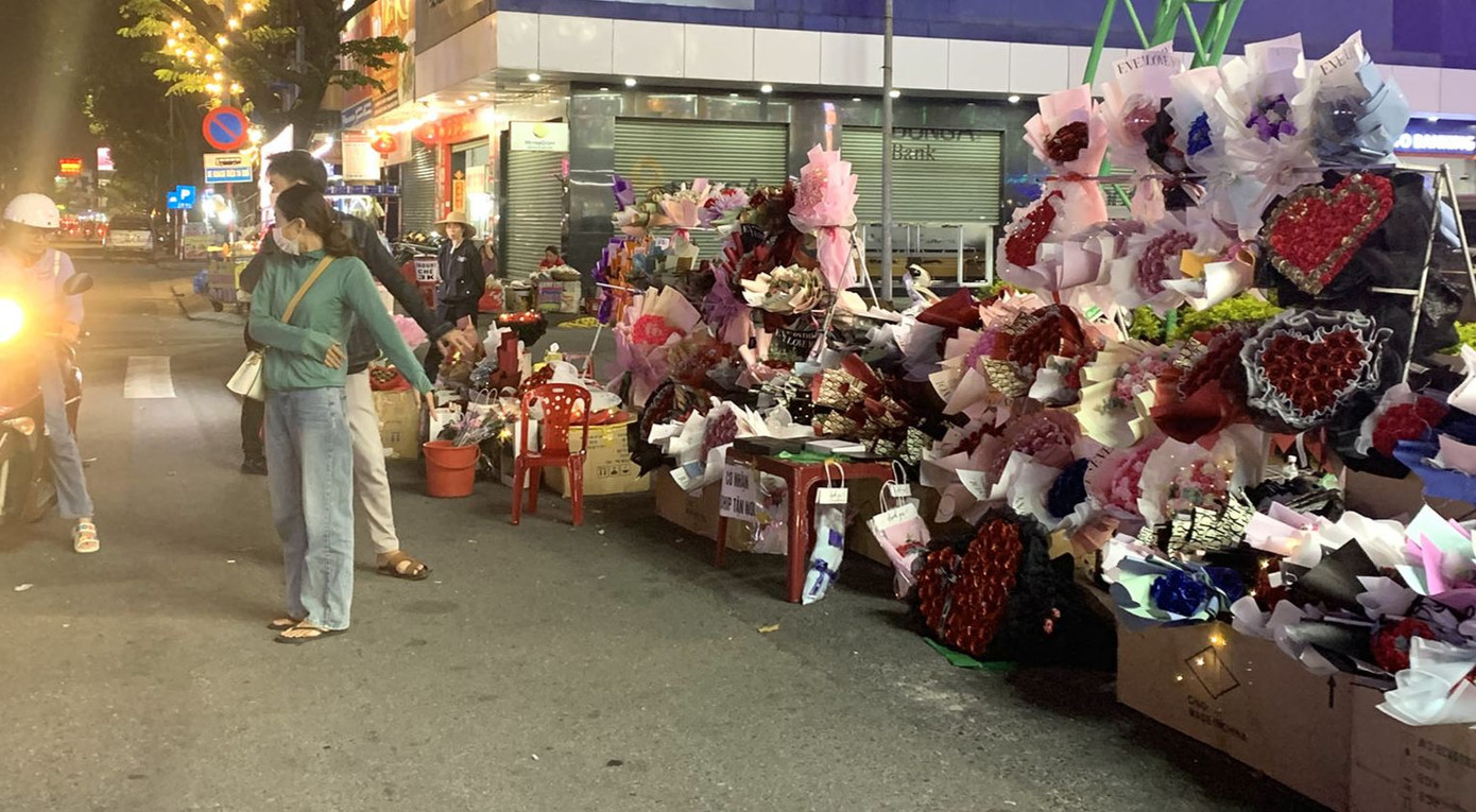 Vào giờ cao điểm nhưng lượt người mua vẫn rất ít. - Ảnh: Khánh - Hà