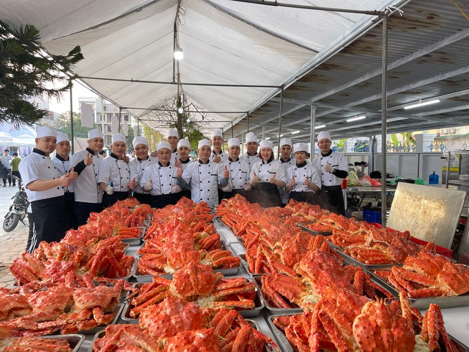 Đám cưới gây choáng ngợp với thực đơn cua hoàng đế và bào ngư. - Ảnh: Nhà hàng Hải sản Biển Đông Đám cưới gây choáng ngợp với thực đơn cua hoàng đế và bào ngư. - Ảnh: Nhà hàng Hải sản Biển Đông