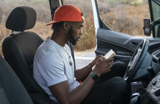 Oliver James đọc sách trên chiếc xe van của mình ở Costa Mesa khi quay TikTok bằng điện thoại (Ảnh: Francine Orr/Los Angeles Times). Oliver James đọc sách trên chiếc xe van của mình ở Costa Mesa khi quay TikTok bằng điện thoại (Ảnh: Francine Orr/Los Angeles Times).