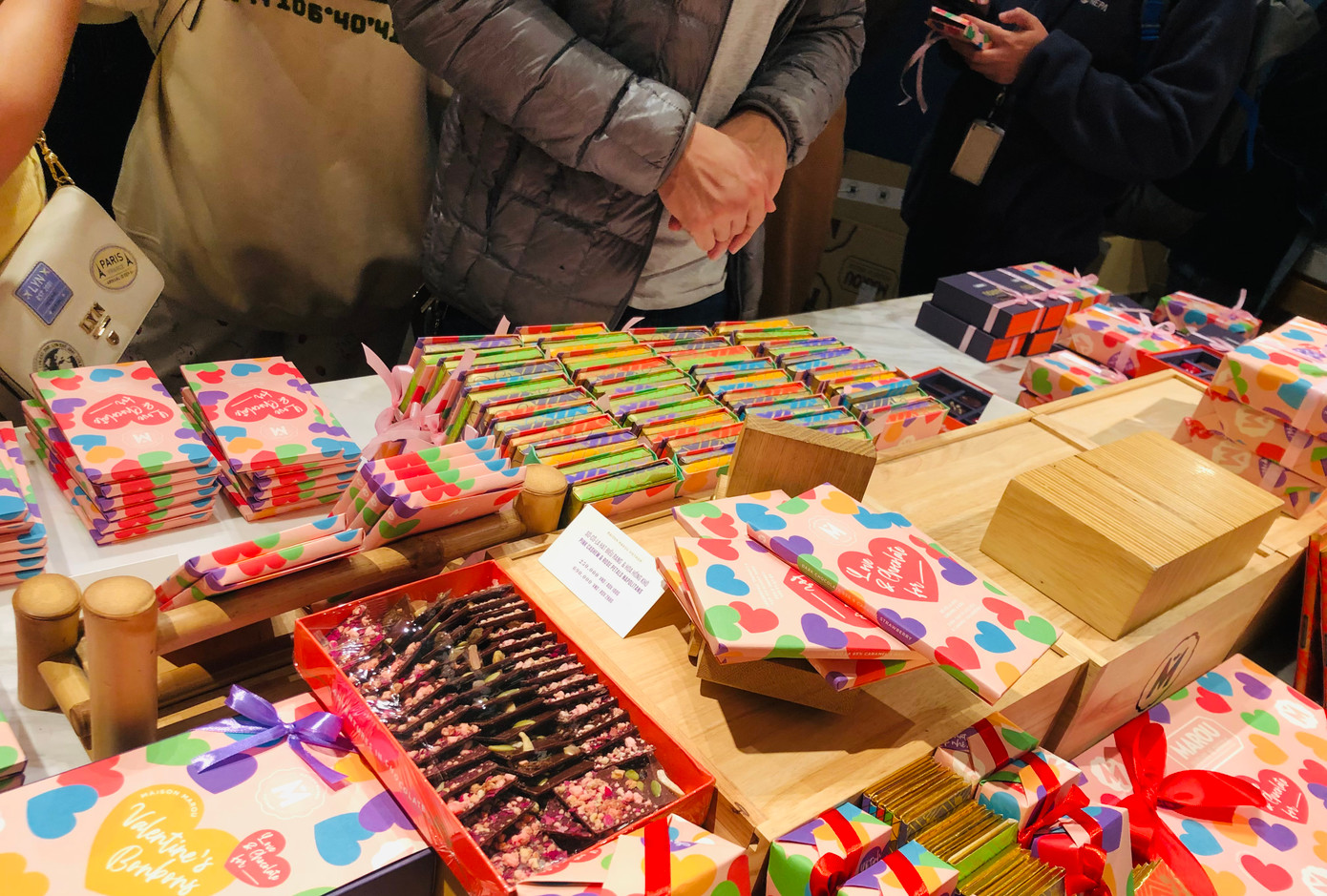 Tại đây có rất nhiều sản phẩm socola dành cho dịp Valentine được trang trí, bọc gói quà với giấy in hình trái tim kèm nơ ruy băng bắt mắt. - Ảnh: Trang Thu