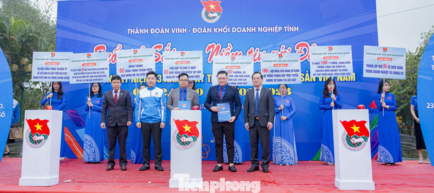 Đại diện Thành Đoàn Vinh và Đoàn Khối Doanh nghiệp tỉnh Nghệ An tiến hành ký cam kết phối hợp toàn diện các hoạt động năm 2023.