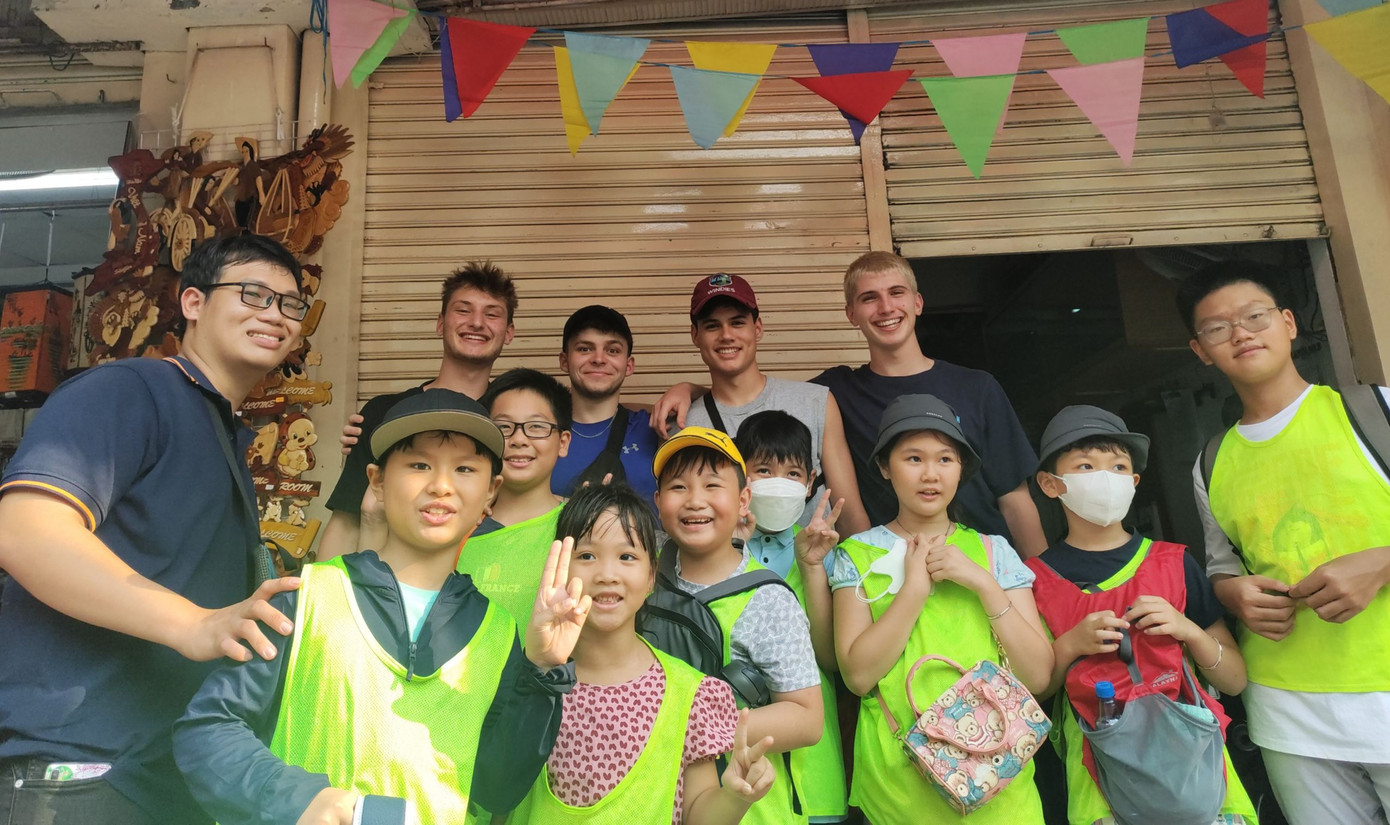 Hoàng Phát (thứ nhất bên trái) trong vai trò trợ giảng giáo viên tiếng Anh cho một CLB dã ngoại cho trẻ tại quận Bình Thạnh.