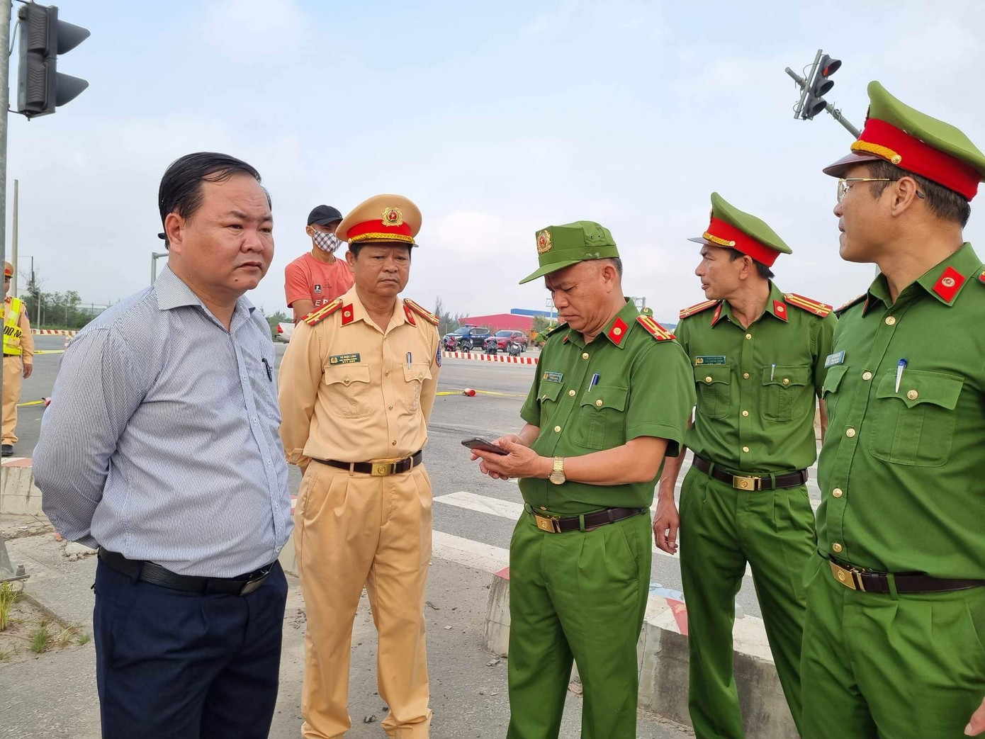 Ông Nguyễn Hồng Quang - Phó Chủ tịch UBND tỉnh Quảng Nam và lãnh đạo Công an tỉnh đang ở hiện trường chỉ đạo khẩn trương cứu nạn. &quot;Vụ tai nạn quá đau thương, chúng tôi yêu cầu các lực lượng liên quan phải khẩn trương, làm sao cứu người nhanh nhất&quot; - ông Quang nói.