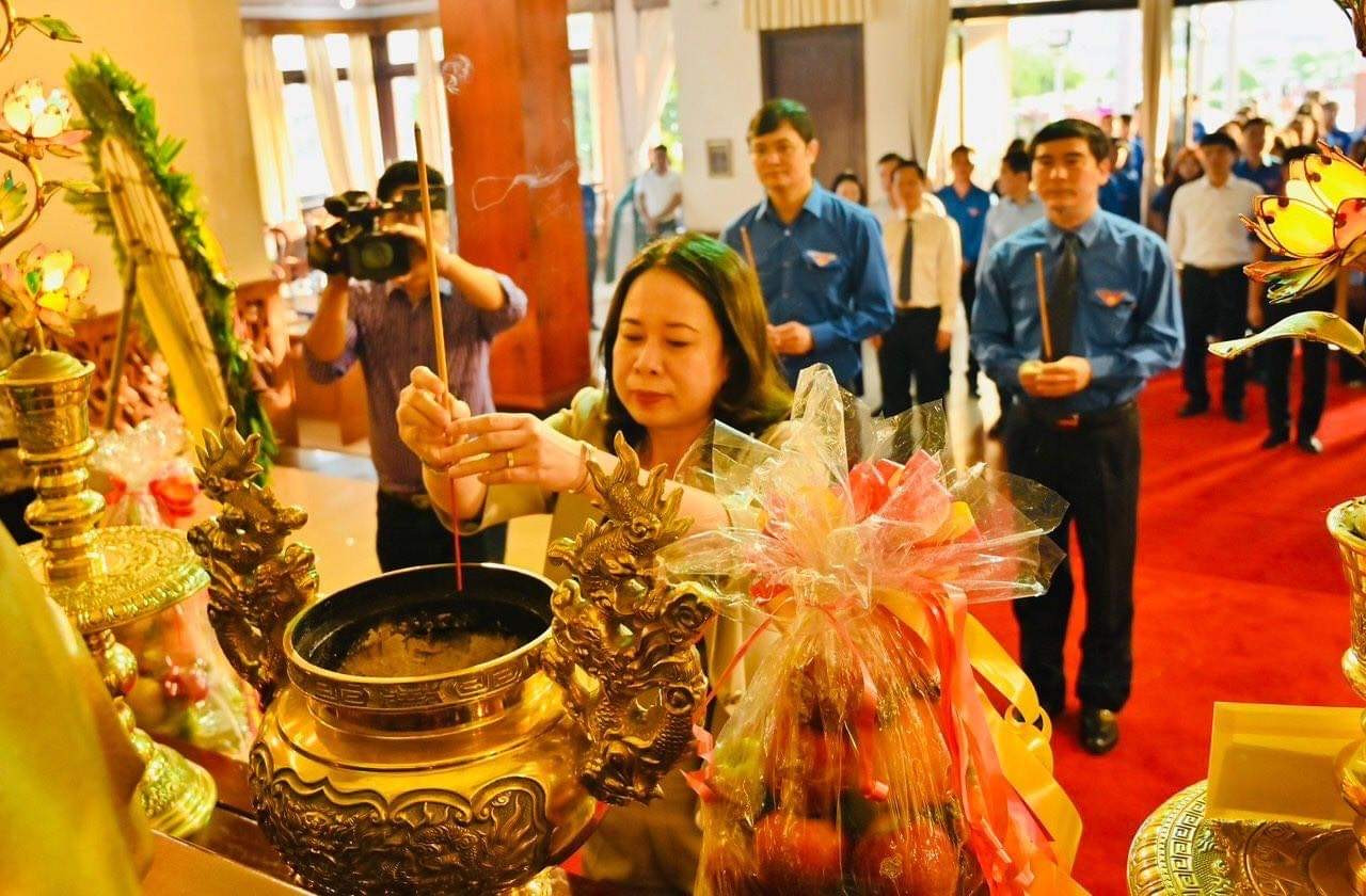 Quyền Chủ tịch nước Võ Thị Ánh Xuân bày tỏ lòng biết ơn sâu sắc đến công lao, đức hy sinh quên mình vì dân, vì nước của Chủ tịch Hồ Chí Minh. Ảnh: Báo Bình Thuận