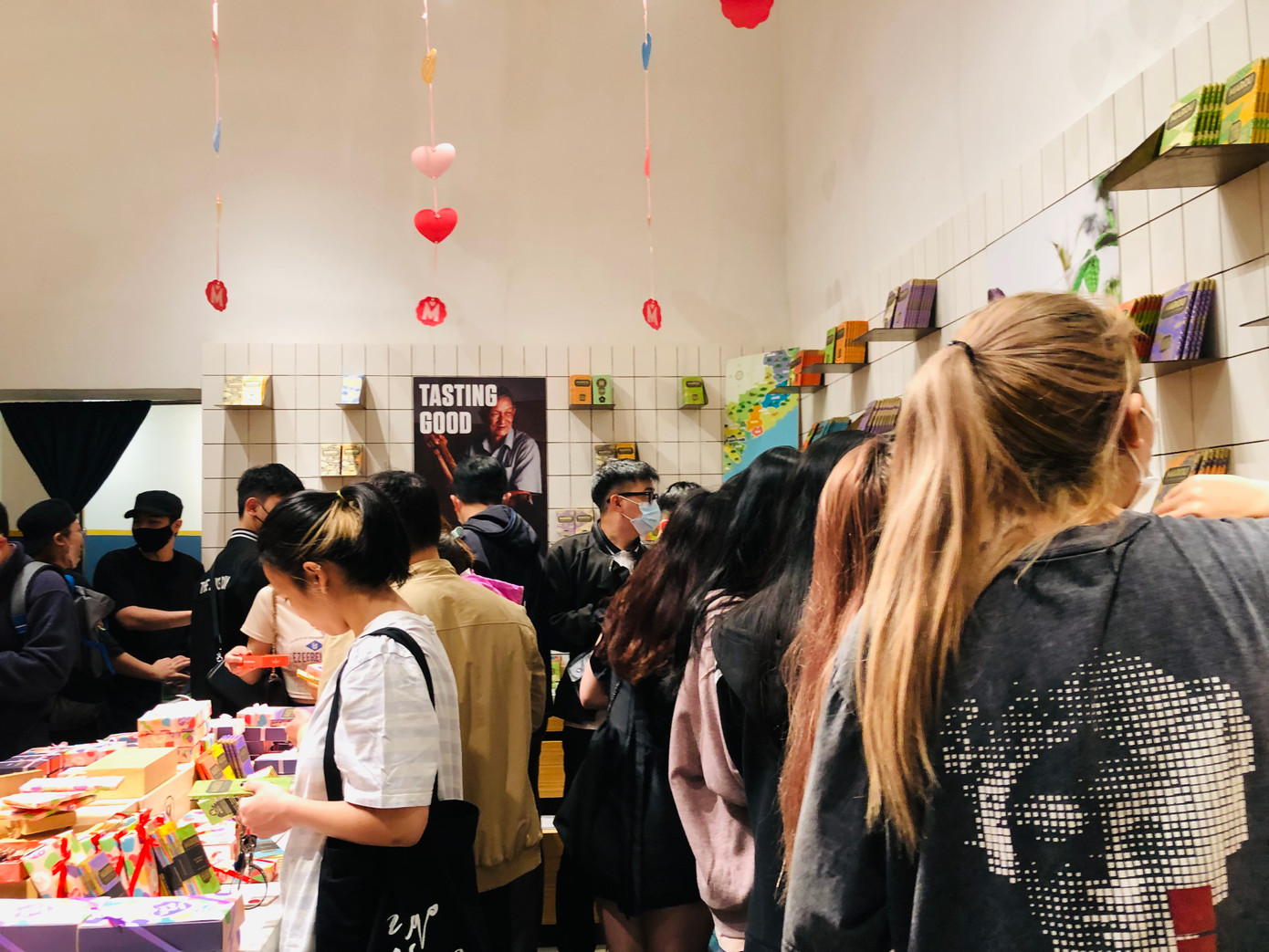 Không khí mua sắm sôi động trước ngày lễ Tình nhân. - Ảnh: Trang Thu