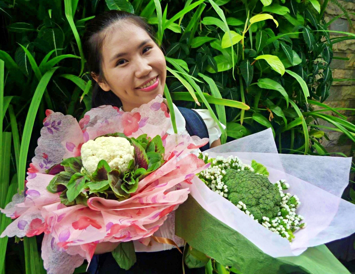 Bó hoa đặc biệt của Ái Như trong lễ tốt nghiệp đại học.