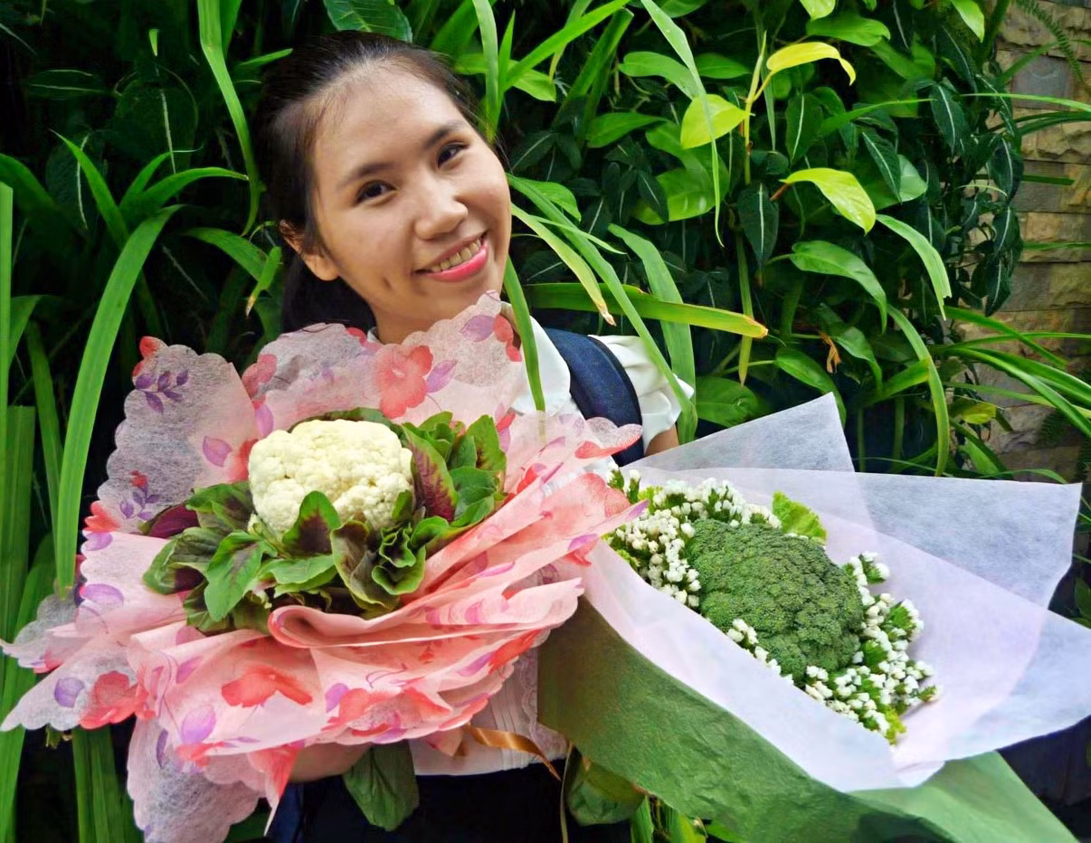 Bó hoa đặc biệt của Ái Như trong lễ tốt nghiệp đại học.