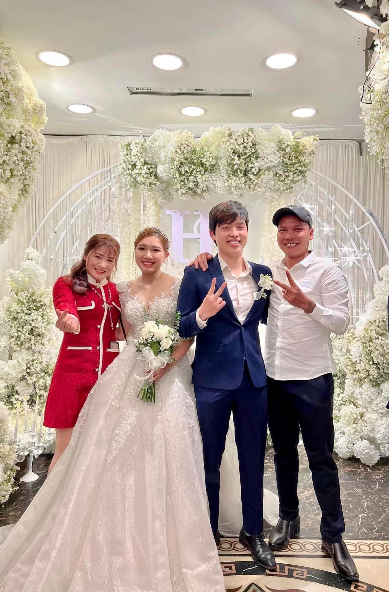 Đám cưới của Huy và Linh được nhiều người thân, bạn bè tới chúc phúc. Đám cưới của Huy và Linh được nhiều người thân, bạn bè tới chúc phúc.