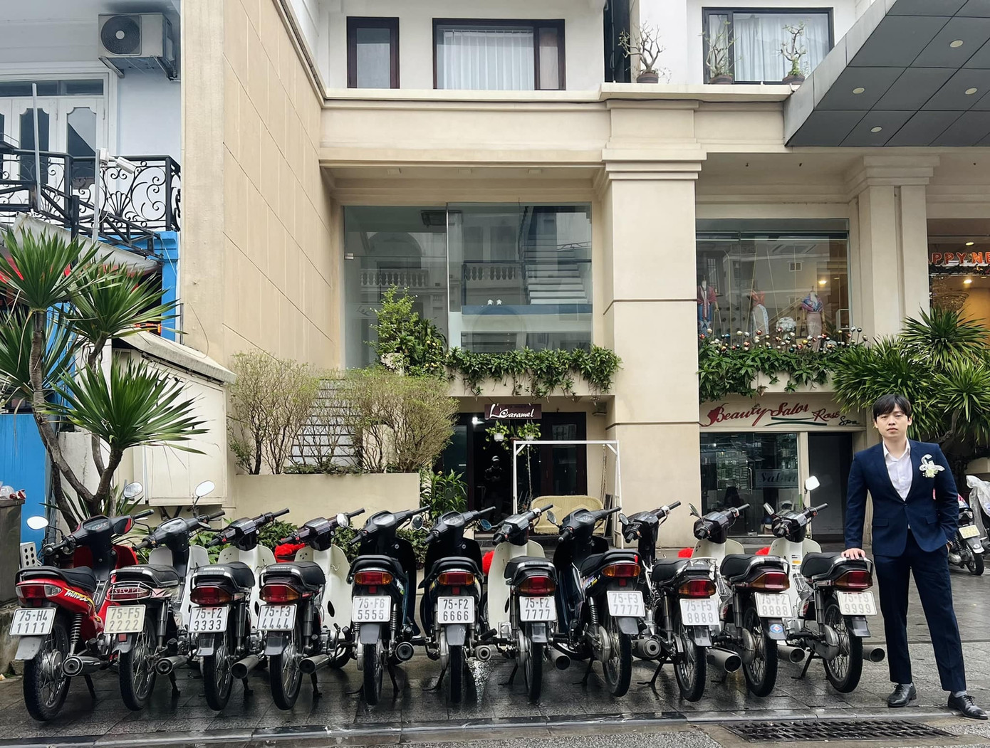 Dàn xe rước dâu là 11 chiếc xe máy Dream Thái và xe Wave có biển tứ quý lần lượt từ 1 tới 9 do chú rể Quang Huy cất công sưu tầm trong 2 năm qua. Dàn xe rước dâu là 11 chiếc xe máy Dream Thái và xe Wave có biển tứ quý lần lượt từ 1 tới 9 do chú rể Quang Huy cất công sưu tầm trong 2 năm qua.