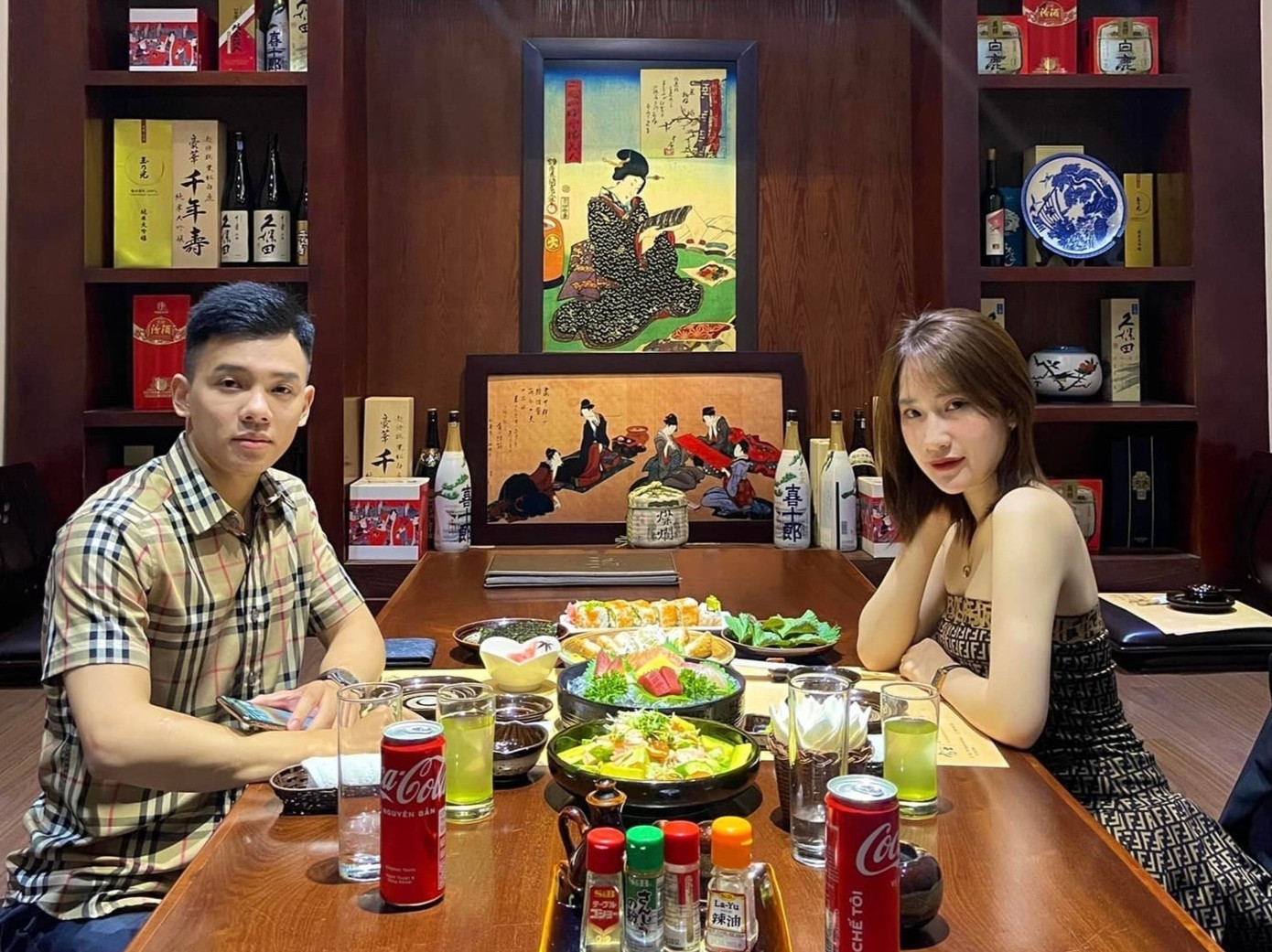 Kiên đặt sớm chỗ tại nhà hàng cao cấp để đón Valentine bên bạn gái.