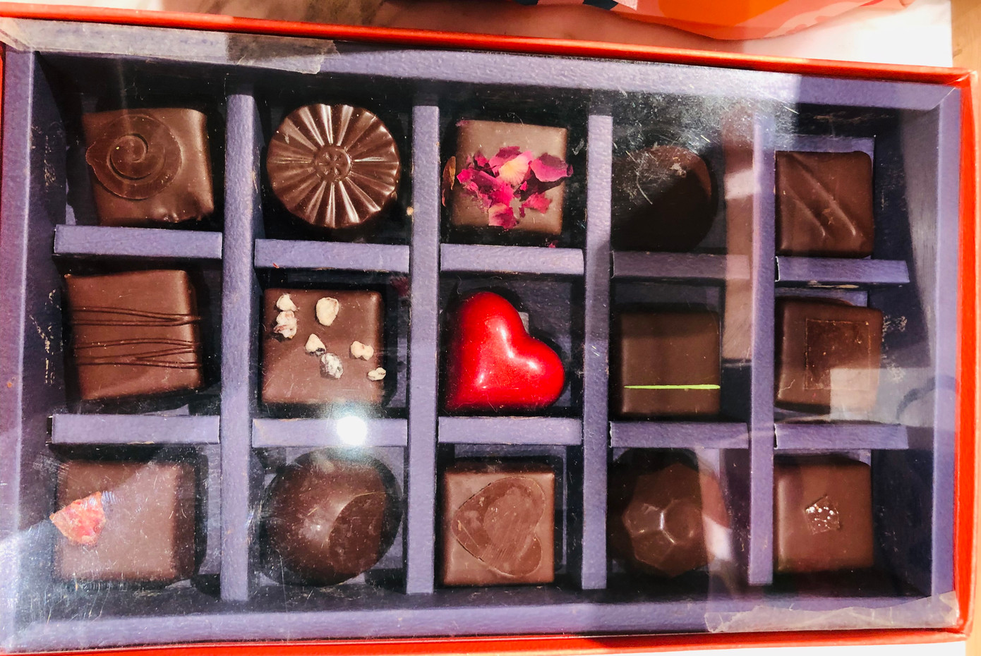 Hộp socola 15 viên có giá 420.000 đồng.
